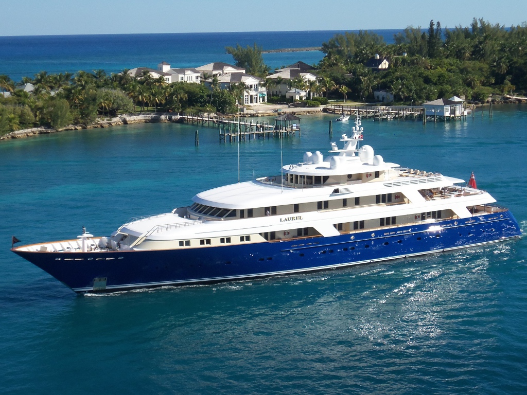 Большая яхта Laurel уходит в море