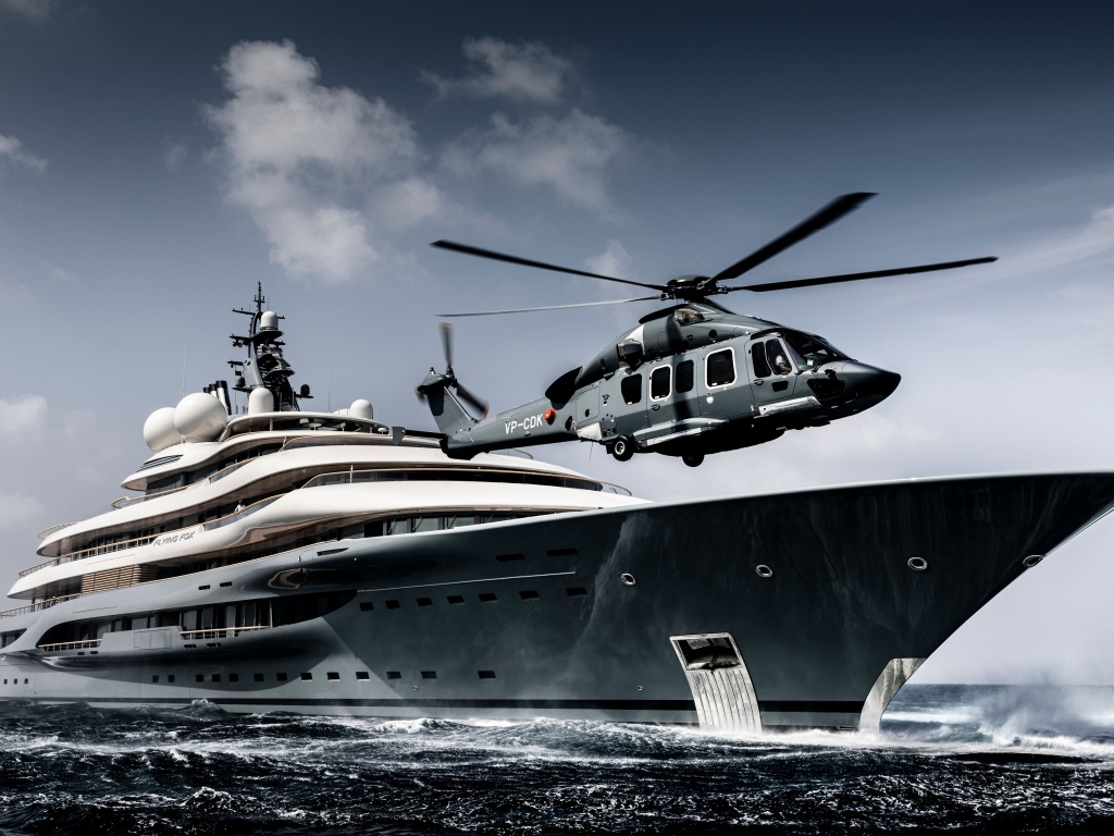 Вертолет приземляется на яхту в море