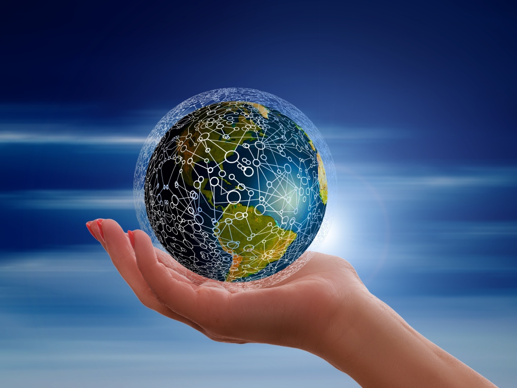 Планета земля в сетке лежит на ладони 