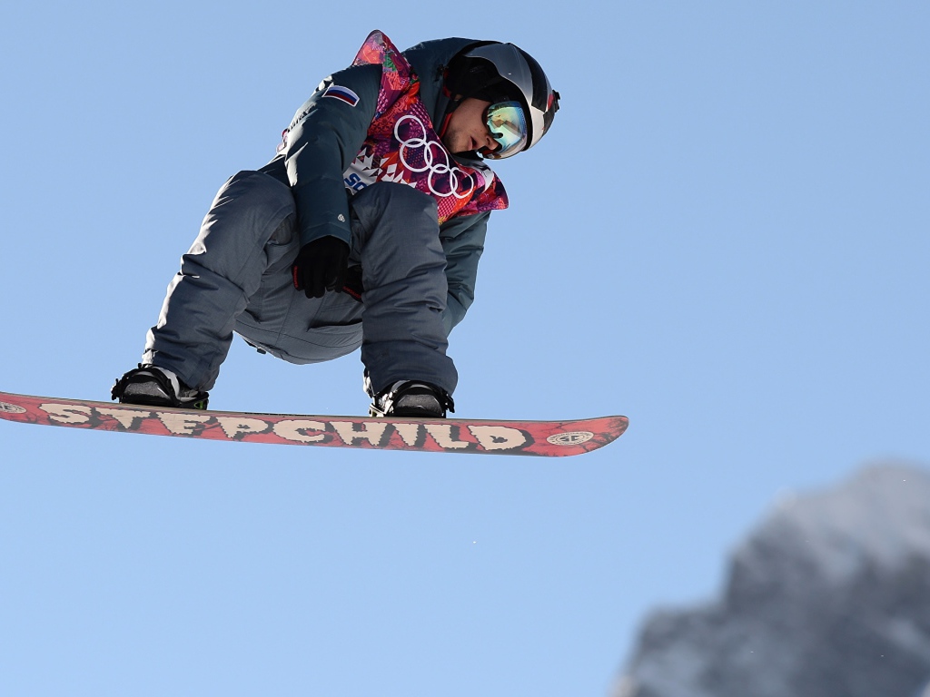 Мужчина сноубордист в прыжке 