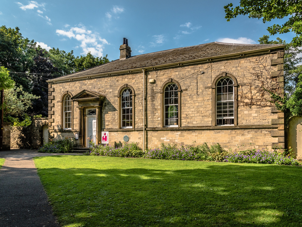 Красивый кирпичный дом с большими окнами, Англия