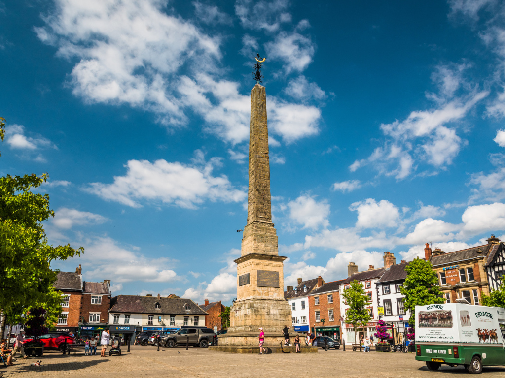 Монумент в центре города под голубым небом,Англия 