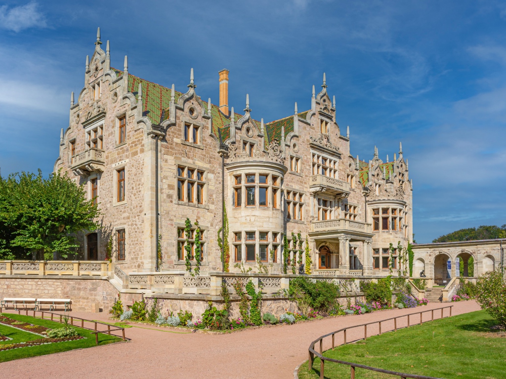 Замок Альтенштайн под голубым небом, Германия
