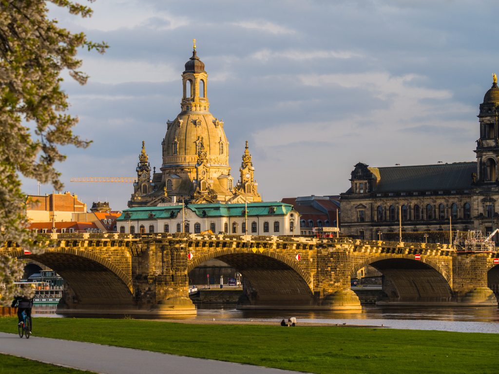 Старинный мост через реку на фоне города Дрезден, Германия