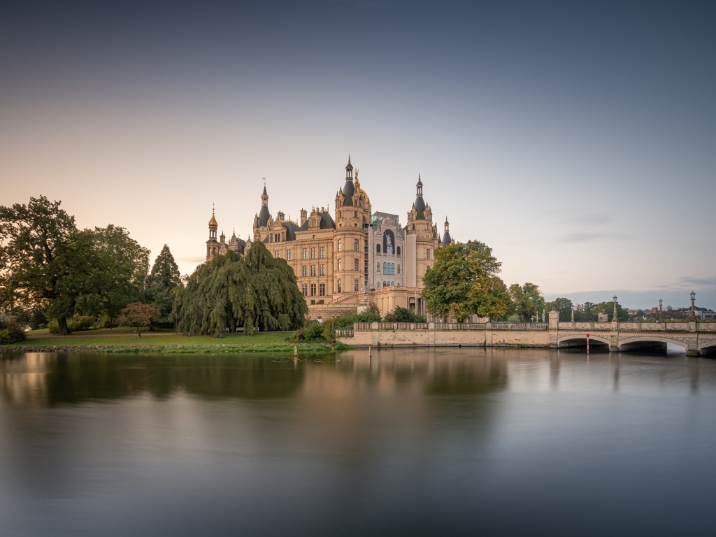 Красивый вид на Шверинский замок у озера, Германия