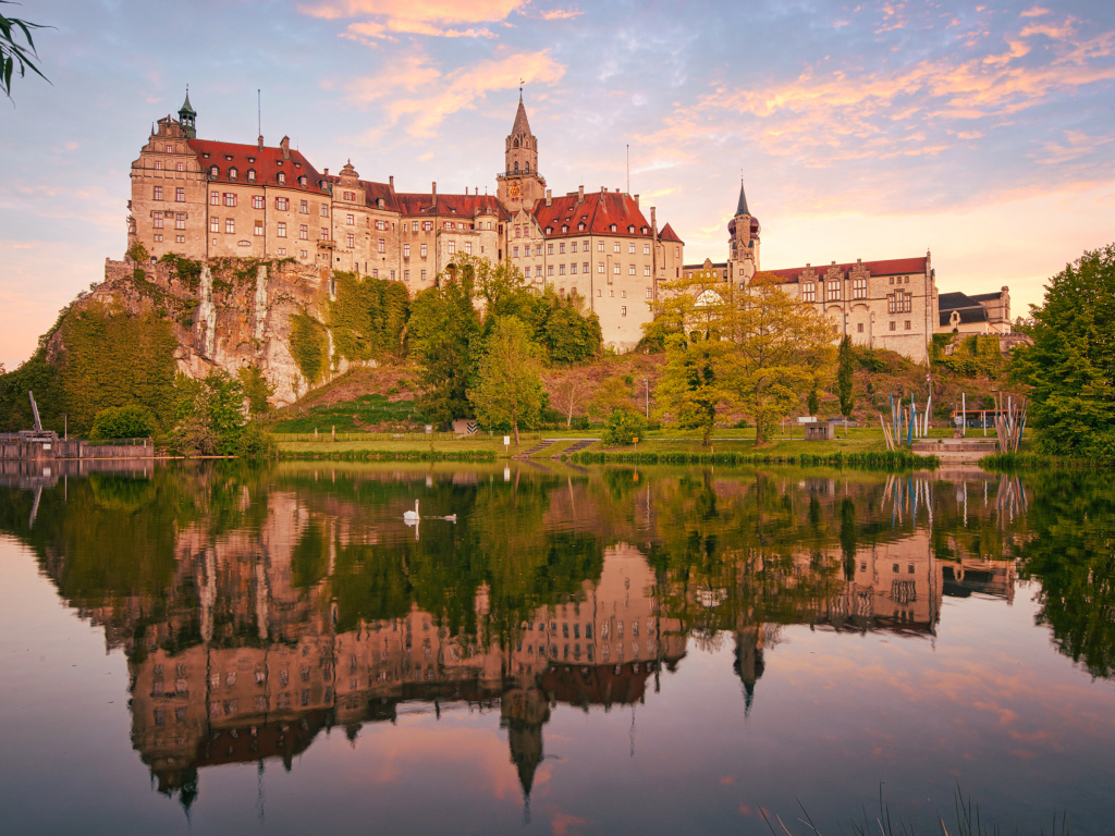 Замок Зигмаринген у пруда, Германия