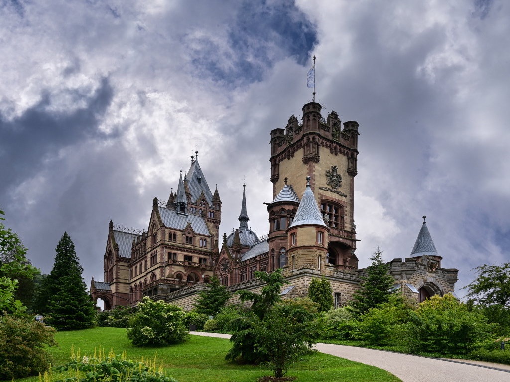 Старинный замок Драхенбург под грозовым небом. Германия