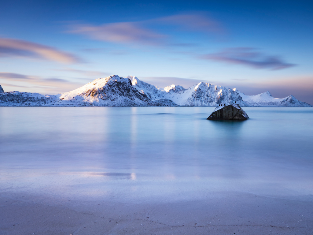 Красивый вид на спокойный залив и заснеженные горы, Норвегия