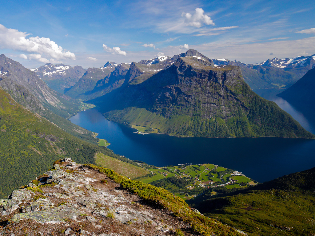 Красивый вид на зеленые горы фьорда, Норвегия