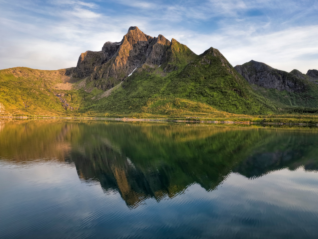 Покрытые зеленью горы отражаются в озере, Лофотенские острова. Норвегия