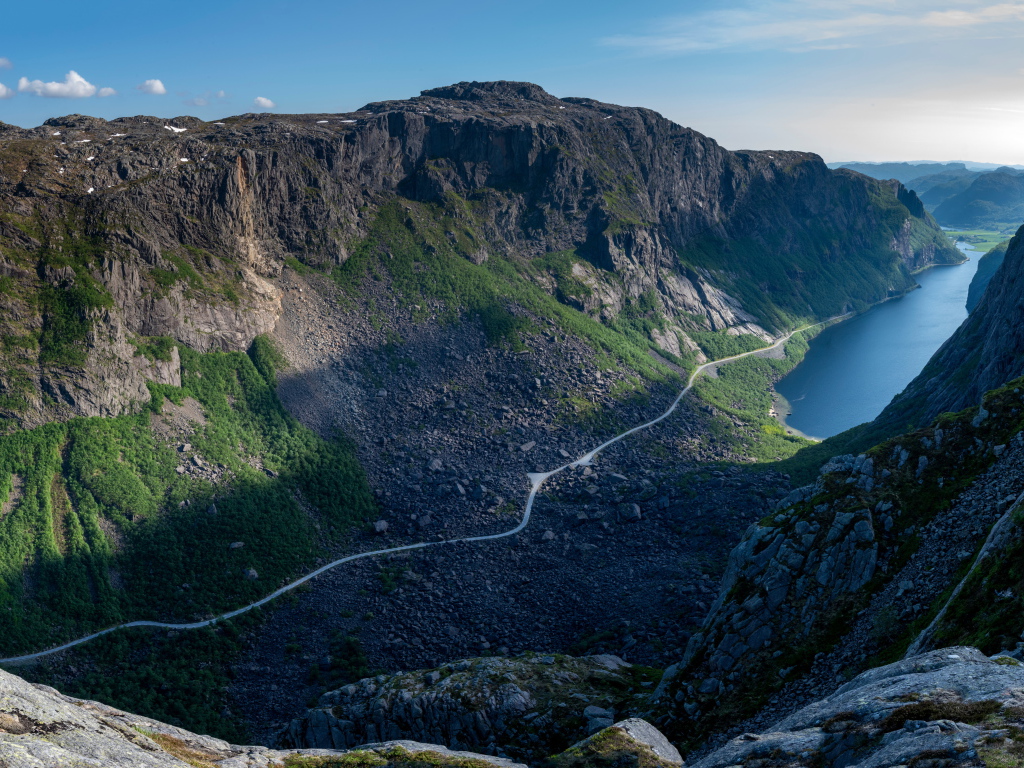 Величественные горы под голубым небом, Лофотенские острова. Норвегия
