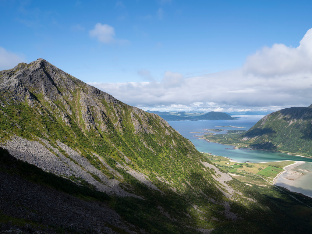 Горы на побережье Лофотенских островов, Норвегия