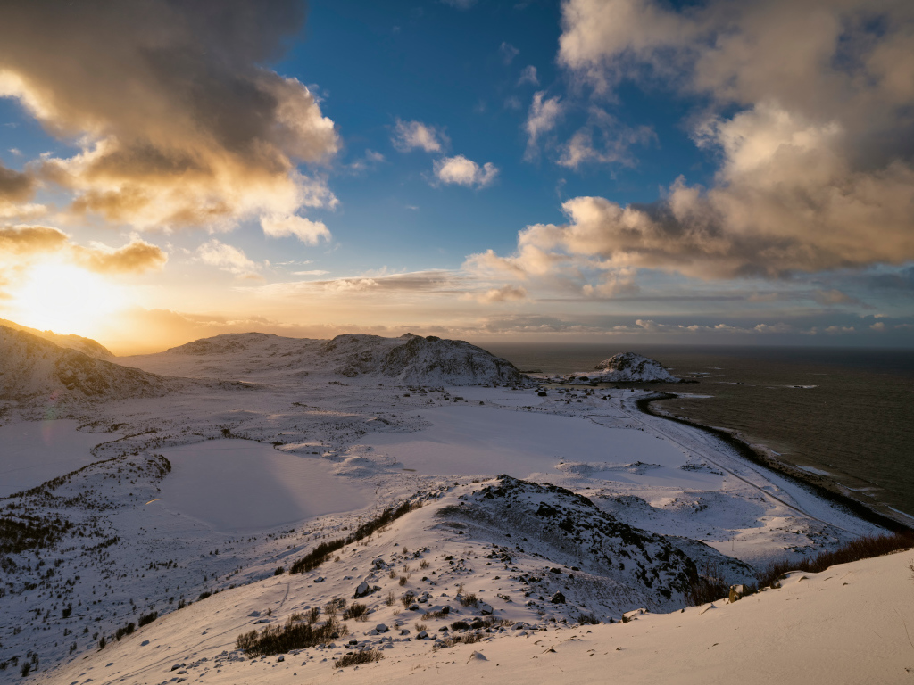 Заснеженные горы у залива на закате, Лофотенские острова. Норвегия 