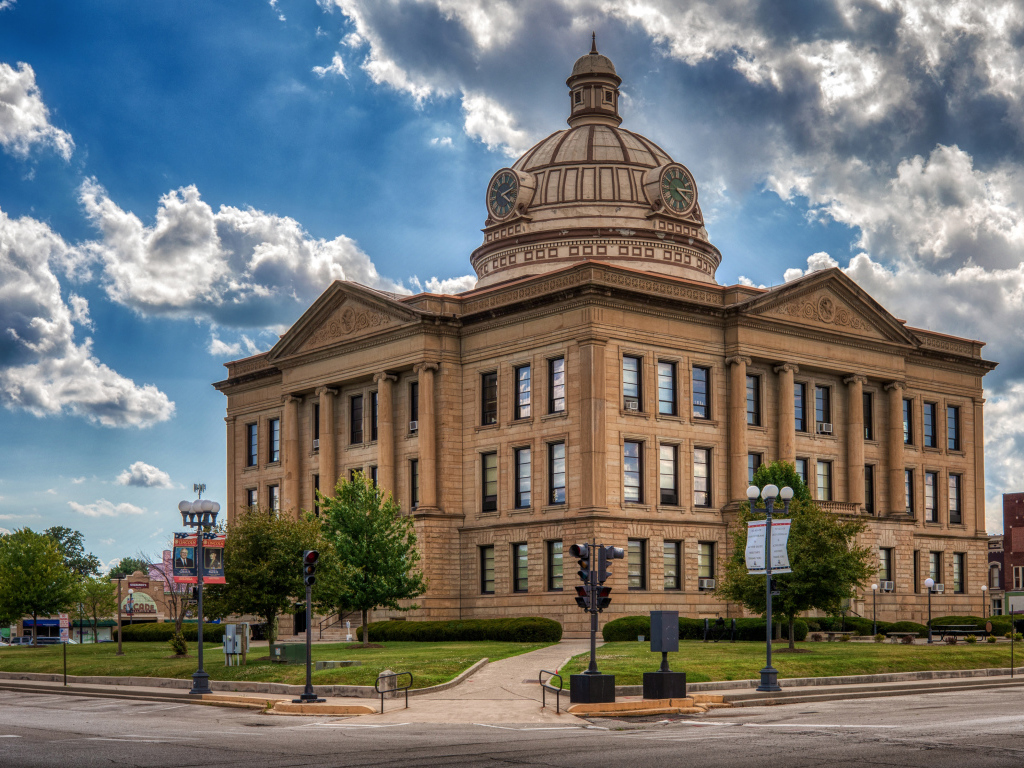 Большой красивый дом в центре города, США