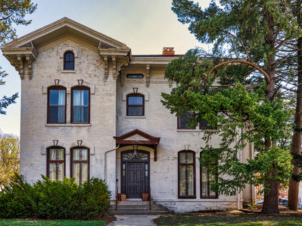Большой двухэтажный дом в городе, США
