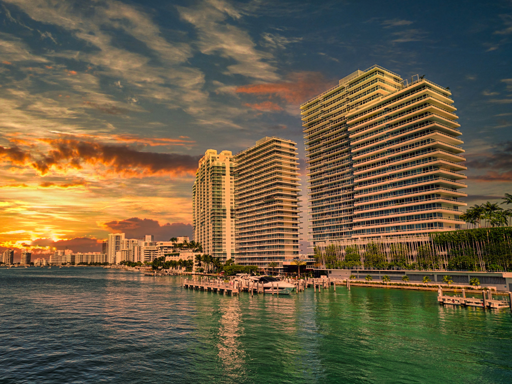 Небоскребы Майами в лучах заката, США