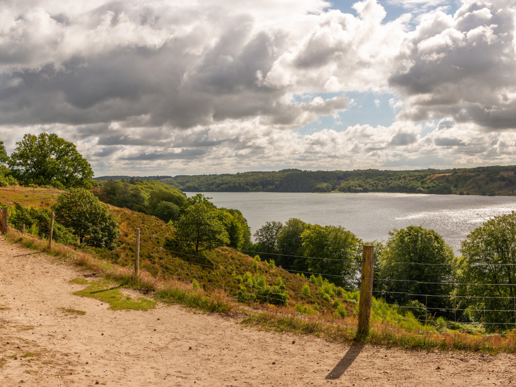 Низкие густые облака над рекой, Дания