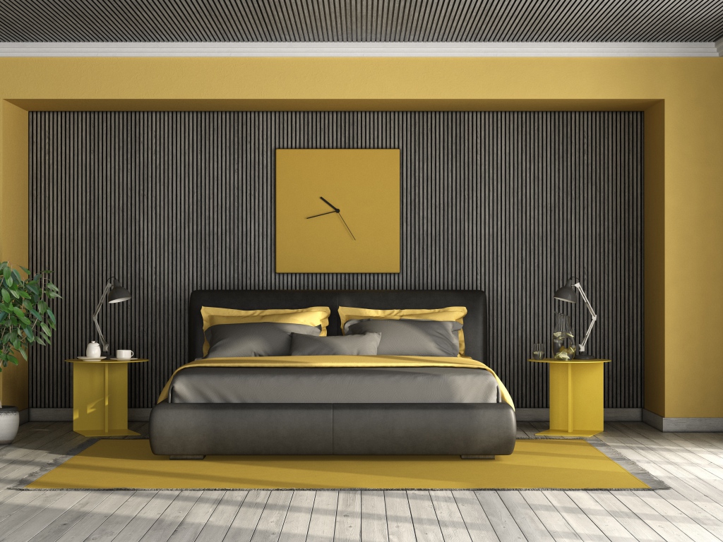 Большая черная кровать стоит у стены с часами 