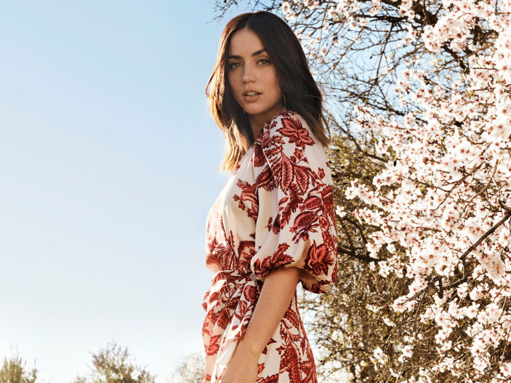 Актриса Ана де Армас на фоне цветущего дерева