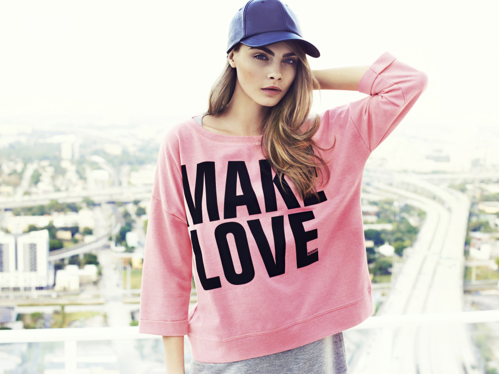 Актриса Кара Делевинь в кепке