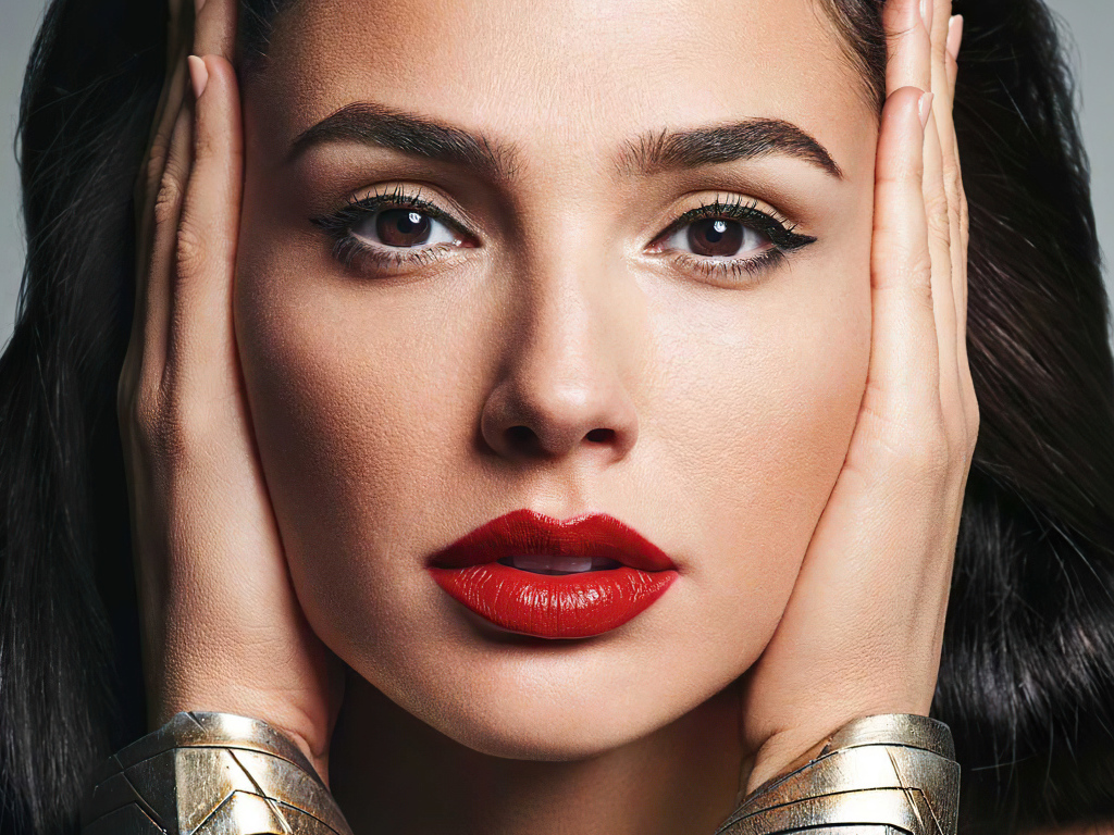 Актриса Галь Гадот крупным планом на сером фоне