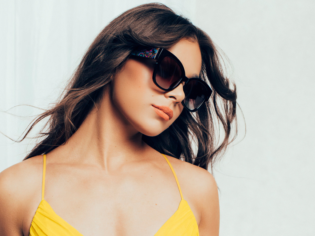 Актриса Хейли Стейнфилд на белом фоне в очках