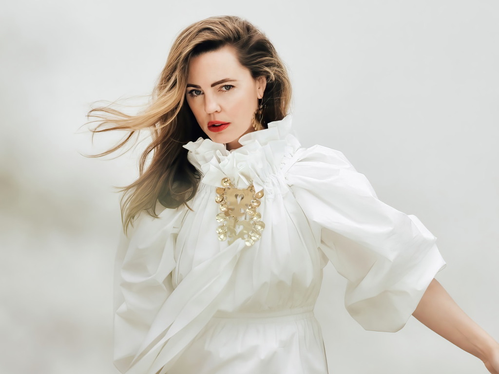 Актриса Мелисса Джордж в белом платье