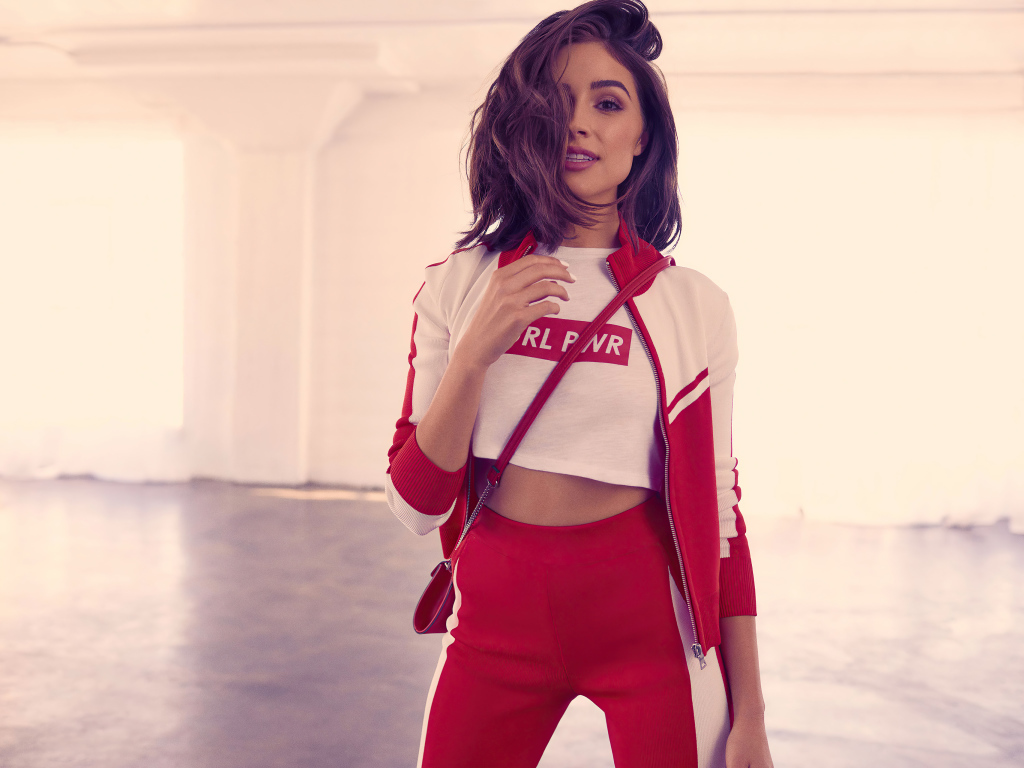 Актриса Оливия Калпо в красном костюме