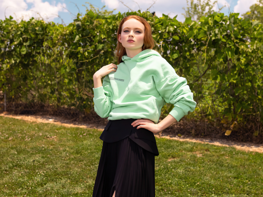 Актриса Сэди Синк в черной юбке