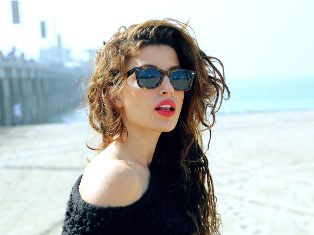 Американская актриса Таня Реймонд в солнечных очках