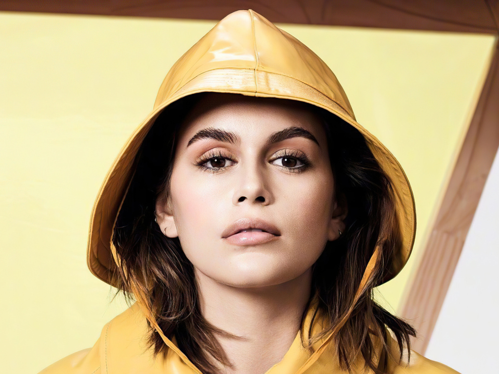 Американская актриса и модель Кайя Гербер в капюшоне