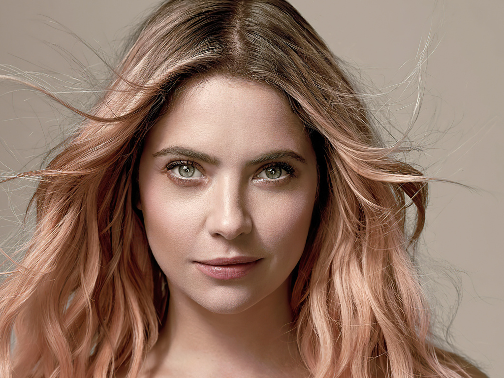 Красивая блондинка актриса Эшли Бенсон