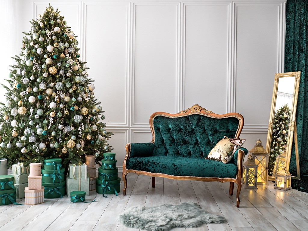 Красивая наряженная ель с подарками в комнате с диваном
