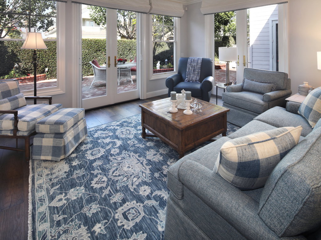 Красивая мебель в гостиной комнате в доме