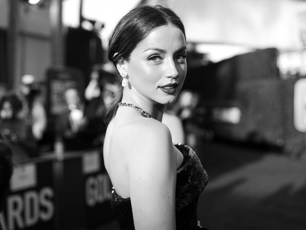 Красивая девушка, актриса Ана де Армас в черном платье