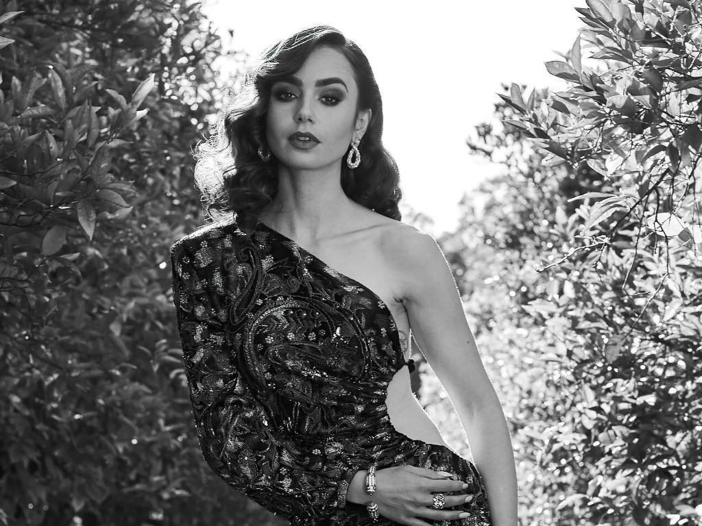 Красивая девушка, актриса Лили Коллинз в платье черно-белое фото