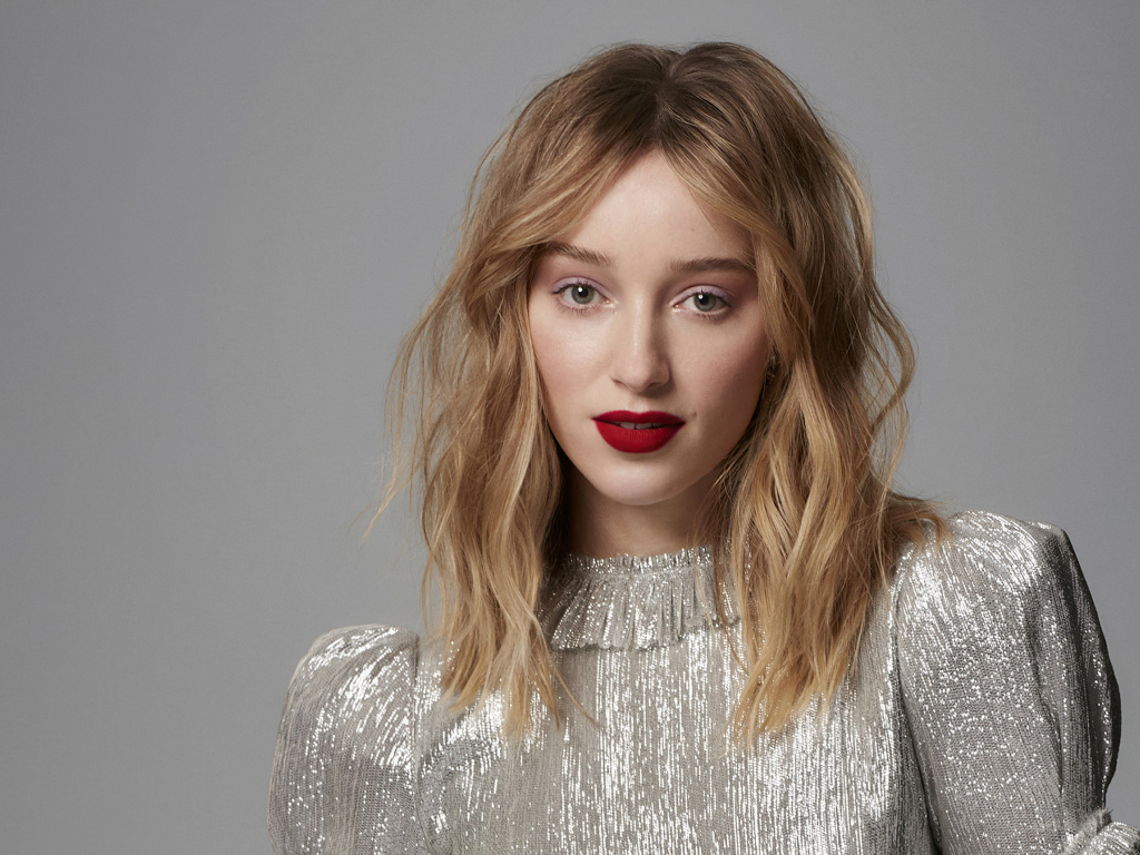 Красивая девушка актриса Фиби Дайневор на сером фоне в блестящем платье