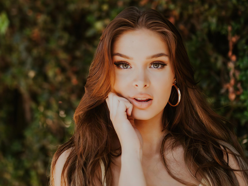 Красивая длинноволосая девушка актриса Брайтон Шарбино