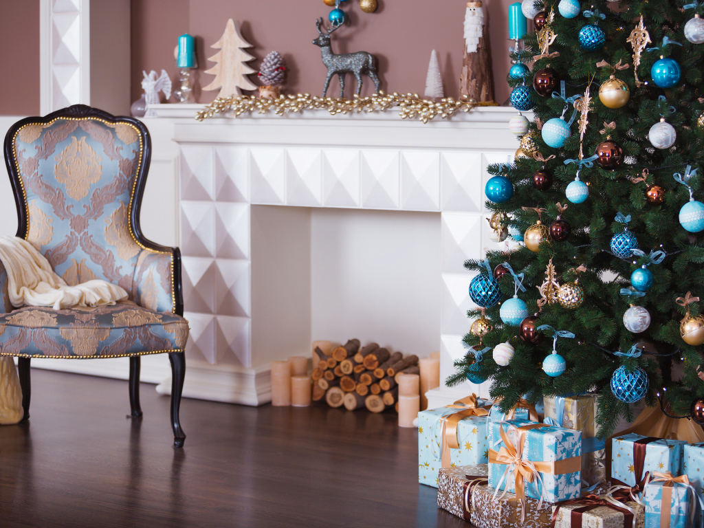 Красивая комната с новогодней елью с камином 