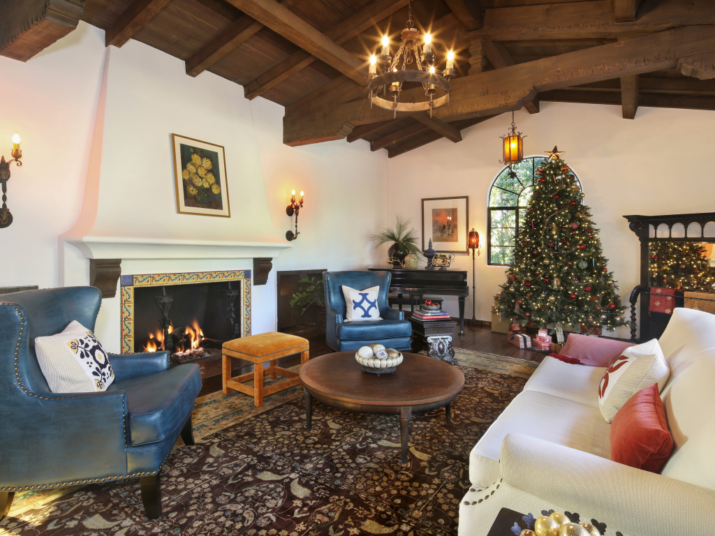 Красивая комната с камином украшена к Рождеству 