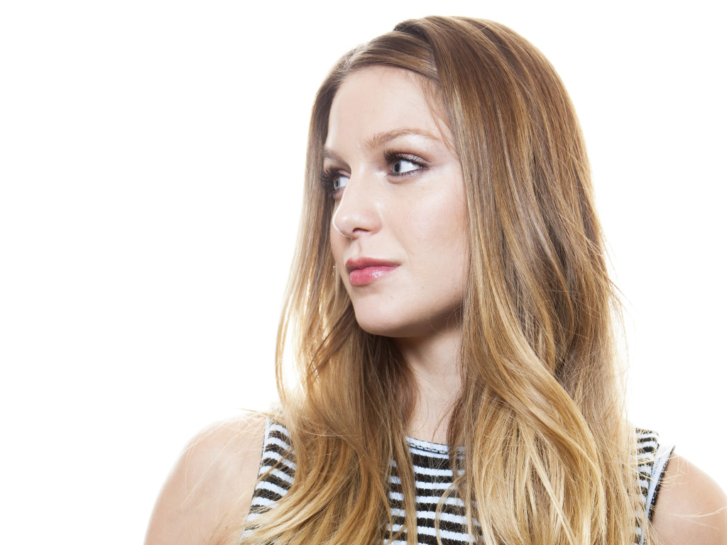 Голубоглазая актриса Мелисса Бенойст на белом фоне