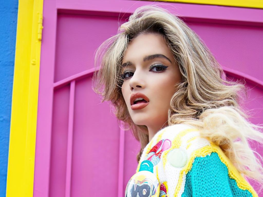 Яркая девушка актриса Алексис Джейд Барнетт