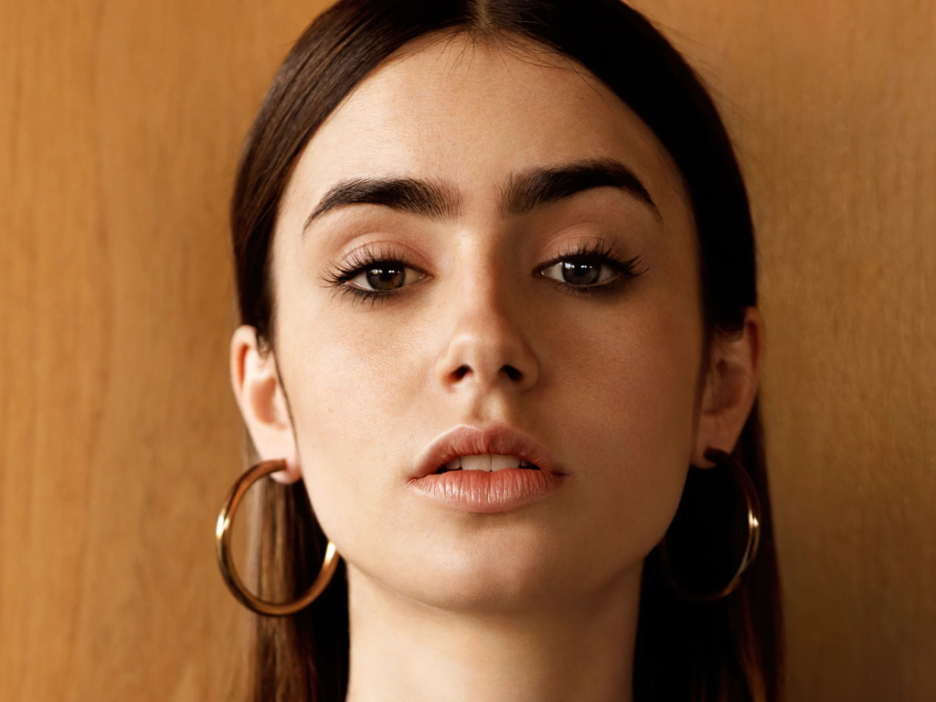 Лицо американской актрисы Лили Коллинз крупным планом