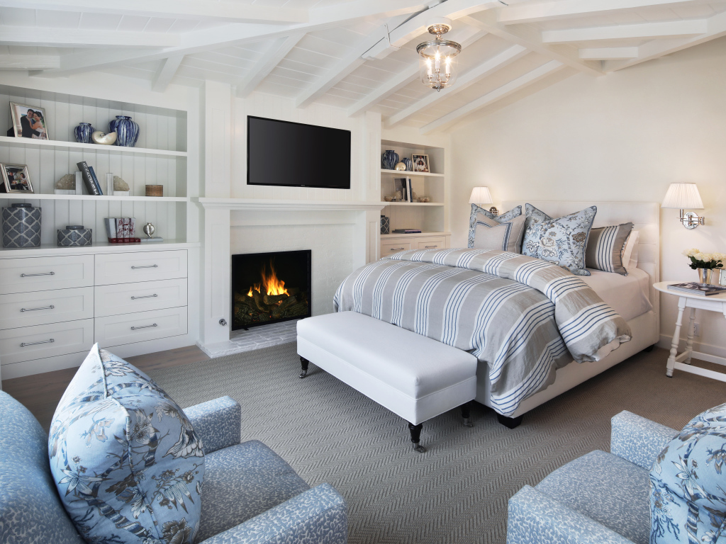 Уютная спальня с мебелью и камином