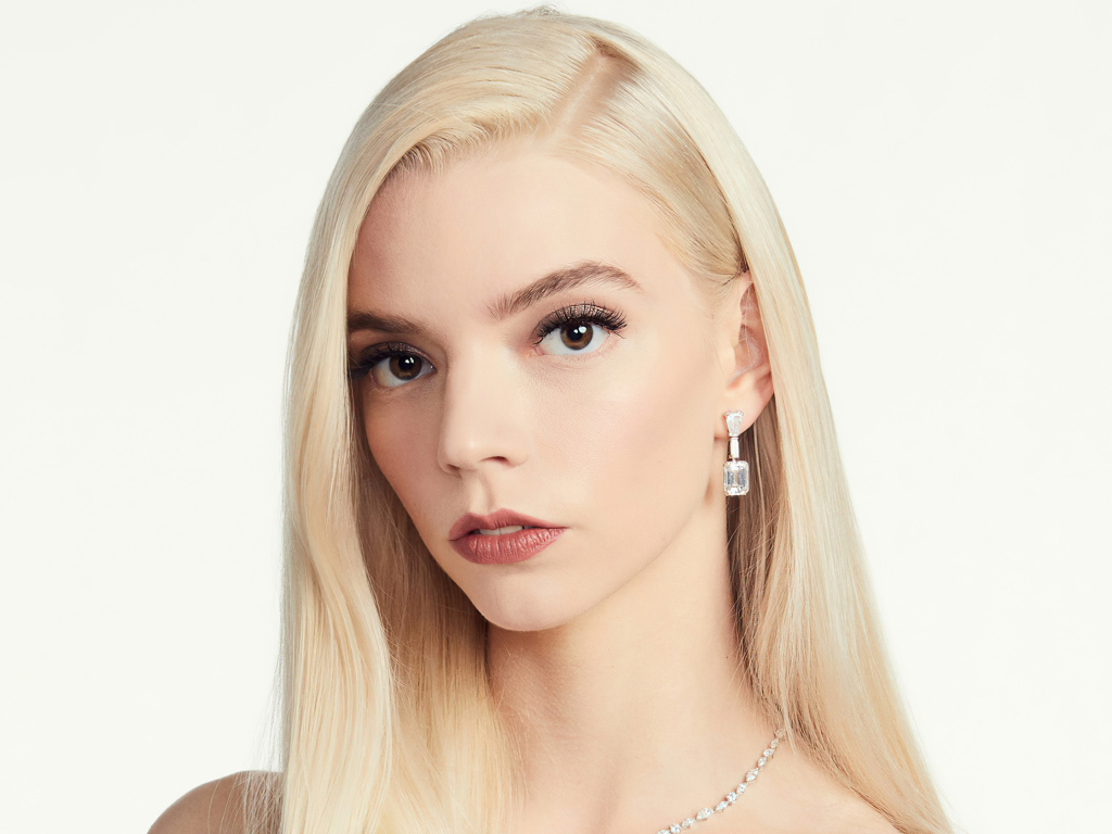 Нежная кареглазая блондинка, актриса Аня Тейлор-Джой на белом фоне