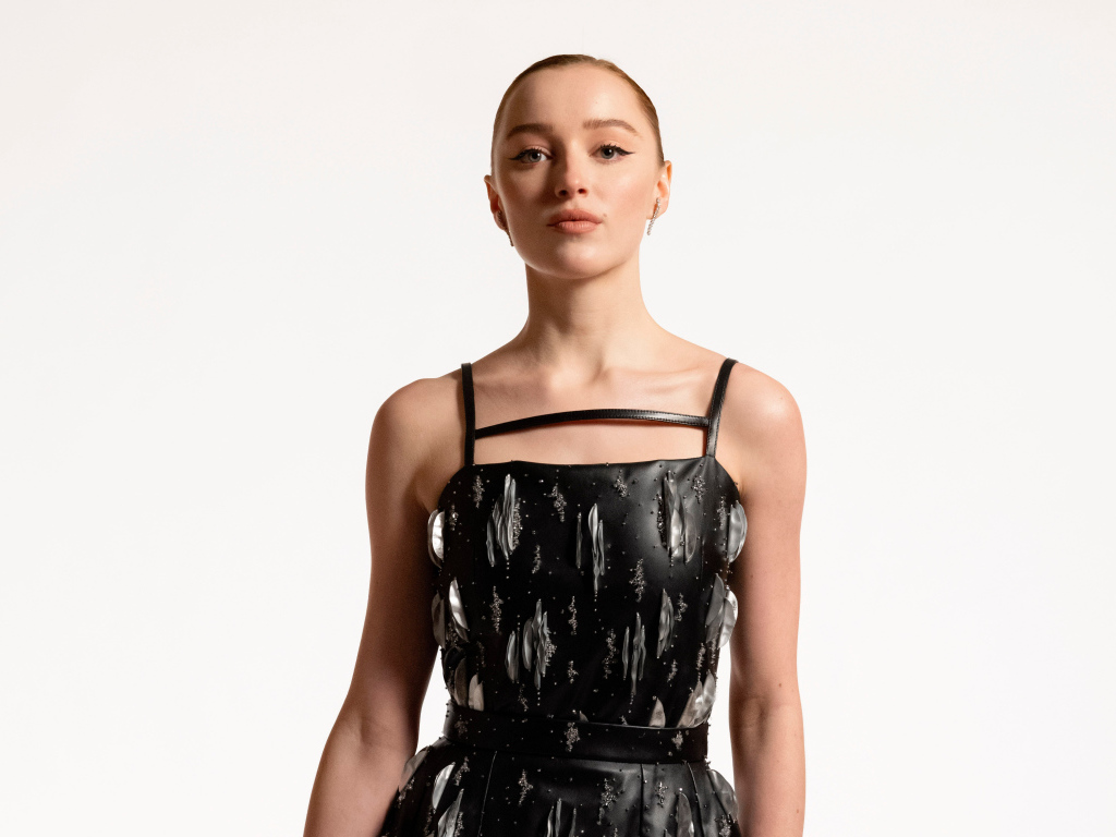 Английская актриса Фиби Дайневор в платье на белом фоне