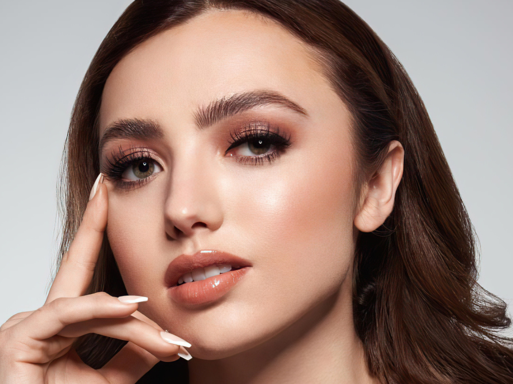 Лицо актрисы Пейтон Лист на сером фоне крупным планом