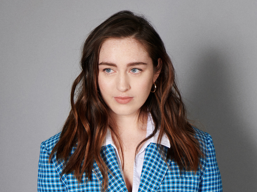 Девушка в костюме, актриса Даниэль Галлиган