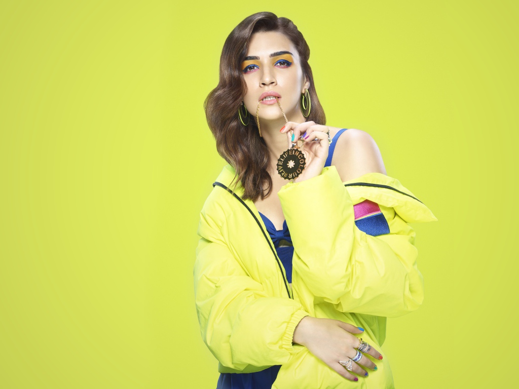 Индийская актриса Крити Санон на желтом фоне