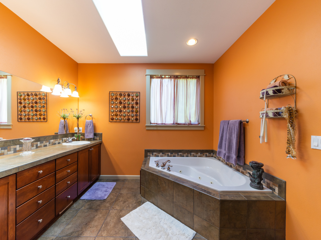 Большая ванная комната с оранжевыми стенами 